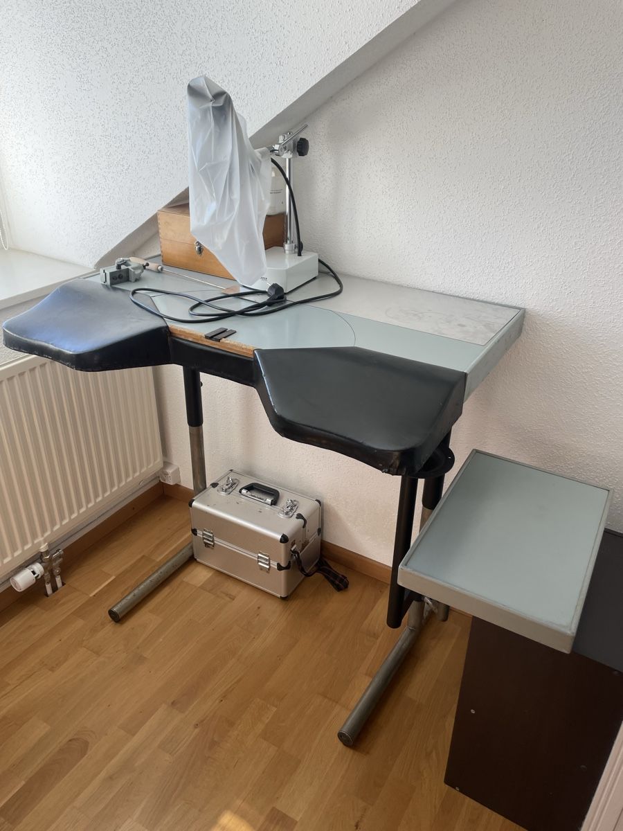 Banchi da lavoro: Établi d’horloger – Usato da Neuchâtel venduto da Mano___la56 1