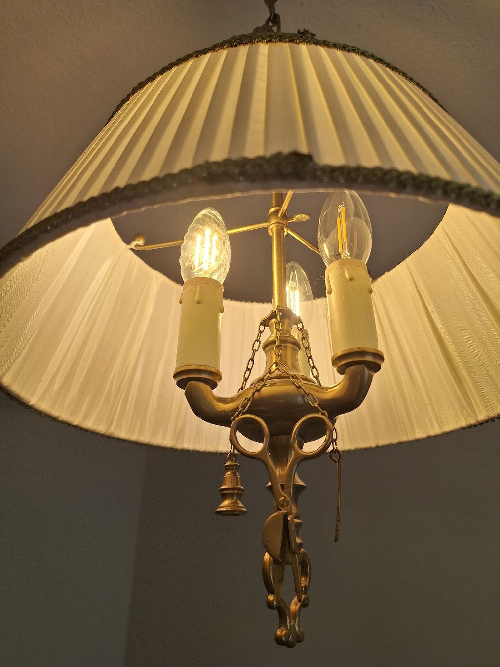 Kronleuchter & Deckenlampen: Hängeleuchte Messing mit Plisseeschirm gebraucht – Gebraucht aus Regensdorf von Schmim 4