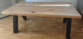 Massivholz Couchtisch mit schwarzen Beine