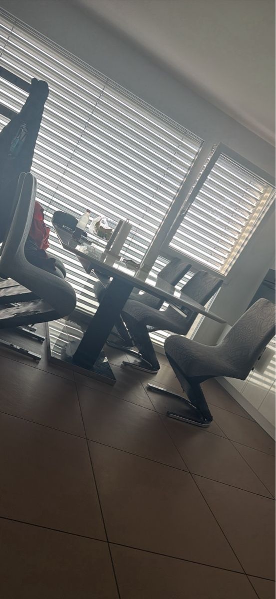 Set di tavolo e panche: Table salle à manger blanche design bon état – Usato da Rossens FR venduto da bri_npl2 2
