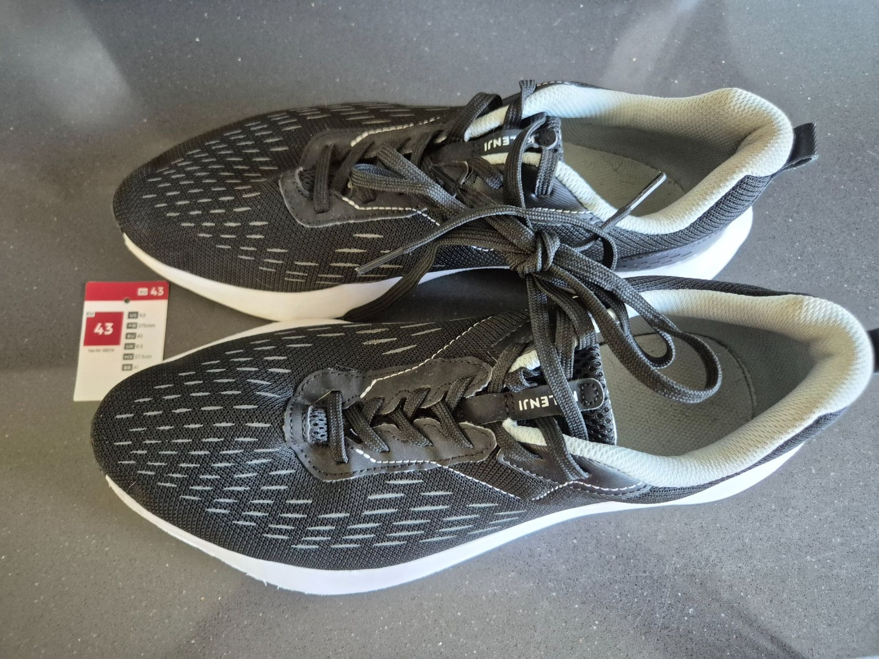 Decathlon Scarpe da uomo: Turnschuhe Schwarz Grösse 43 – Usato da Stäfa venduto da Arjen2011