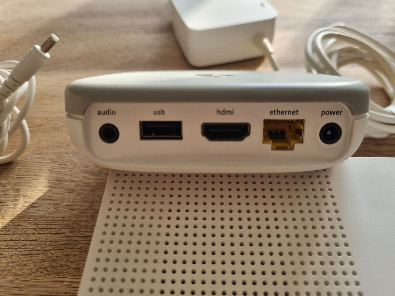 Swisscom Modem & Router: Swisscom Box Internet TV Téléphone, avec télécommande – Usato da Neuchatel venduto da Groove 3