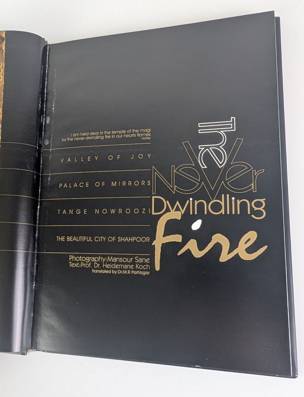 Libri: Seltenes Buch "The Never Dwindling Fire" im Schuber – Usato da Zürich venduto da axolottchen 7