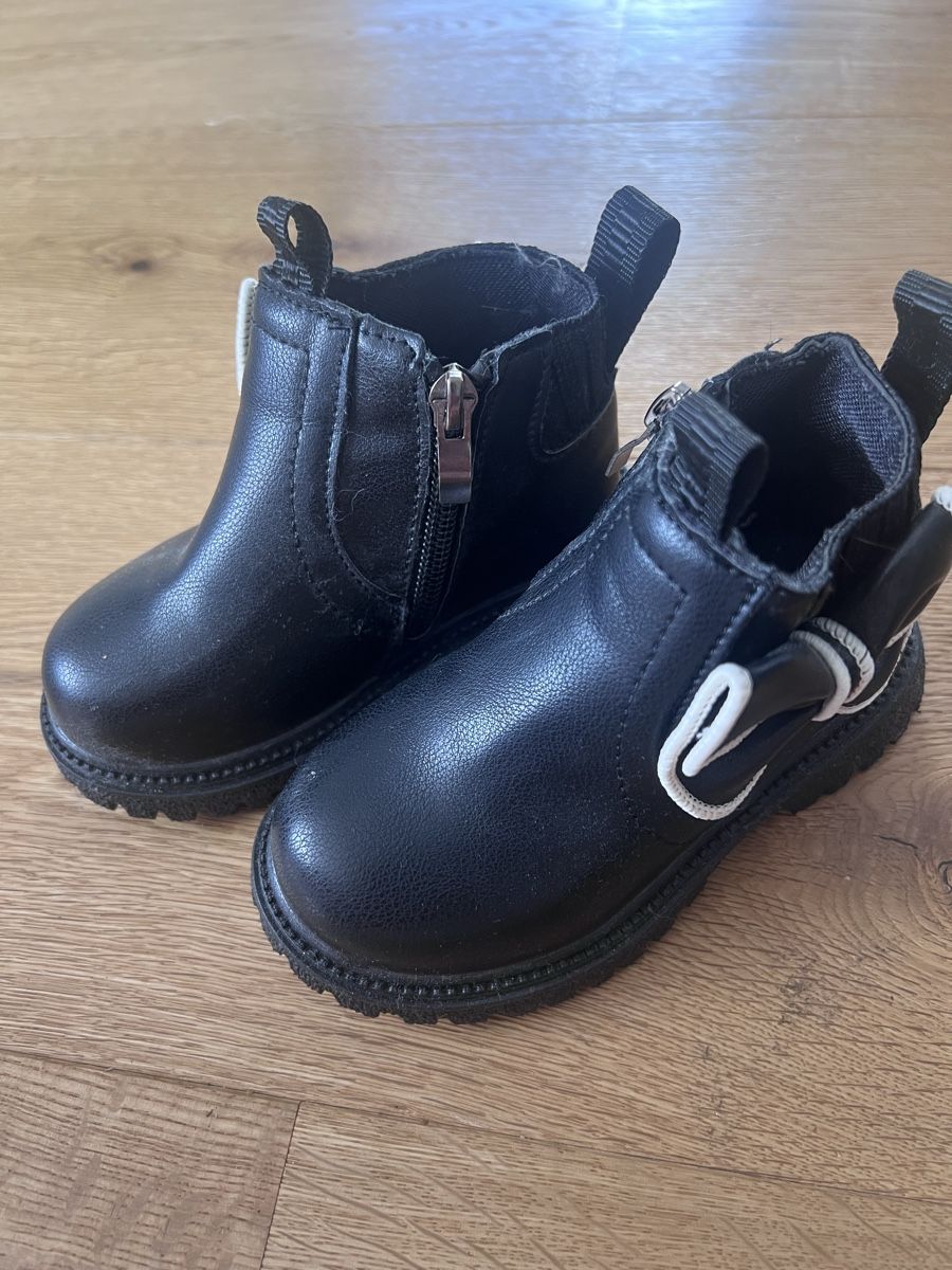 Scarpe per ragazzi: Kinder Stiefel schwarz Grösse 23 mit Schleife – Usato da Breitenbach venduto da Saskia.Betschart