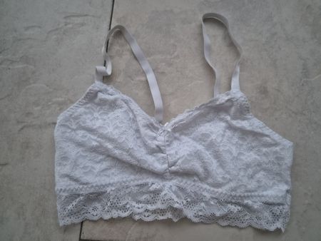 Bralette Weiss mit Spitze Grösse 38, Marke Bodyflirt