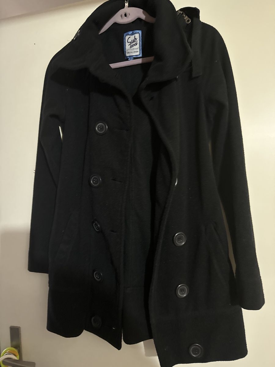 Cappotti: Schwarzer Sublevel Mantel Gr. S Kapuze Winter warm – Usato da Gersau venduto da Second-Hand-Shop