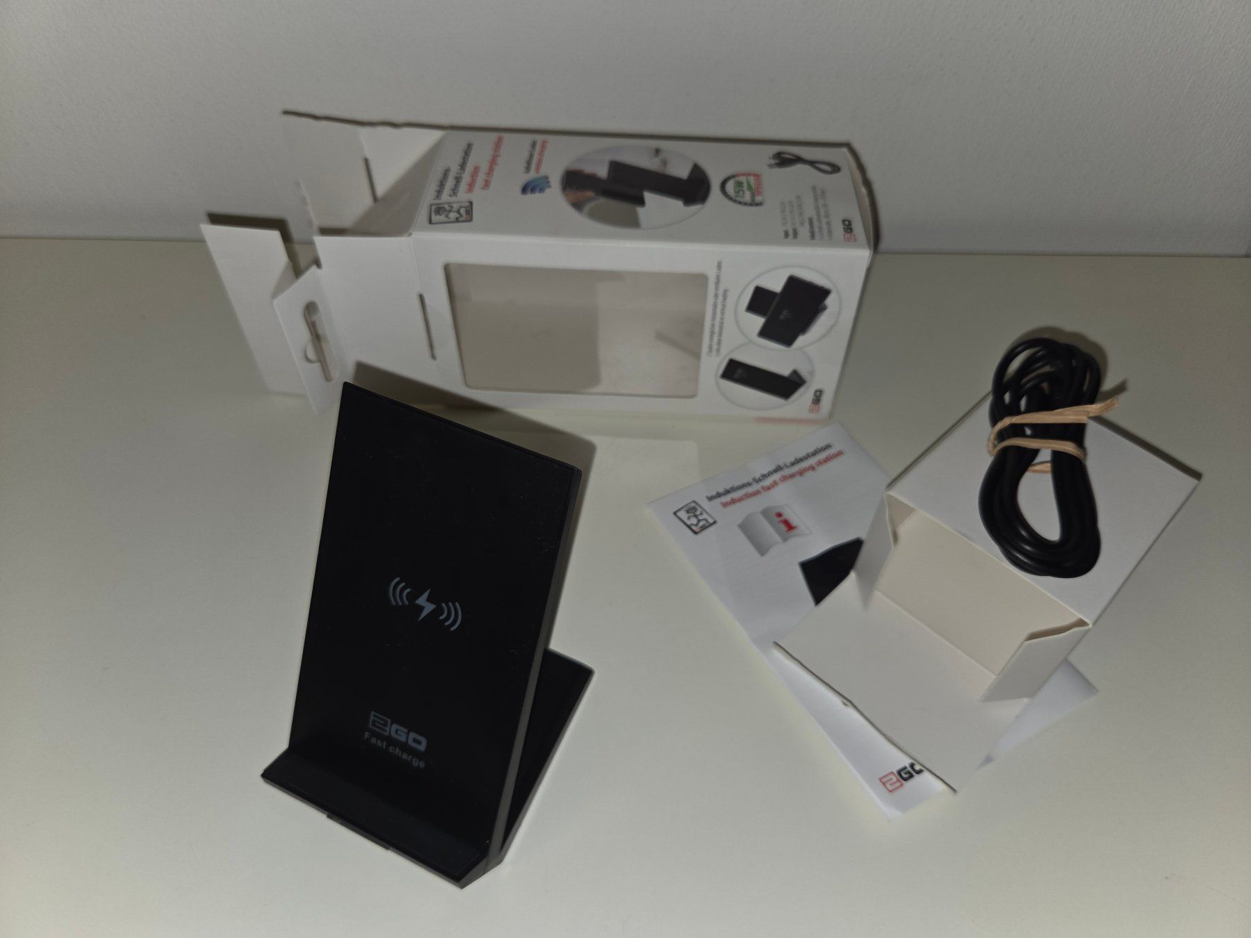 Spigen Covers & Schutzfolien: SPIGEN Tough Armor Case & Wireless Fast Charging Station – Gebraucht aus Büren an der Aare von Tomena0214 3