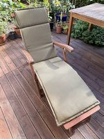 Liegestuhl aus Teakholz mit Kissen