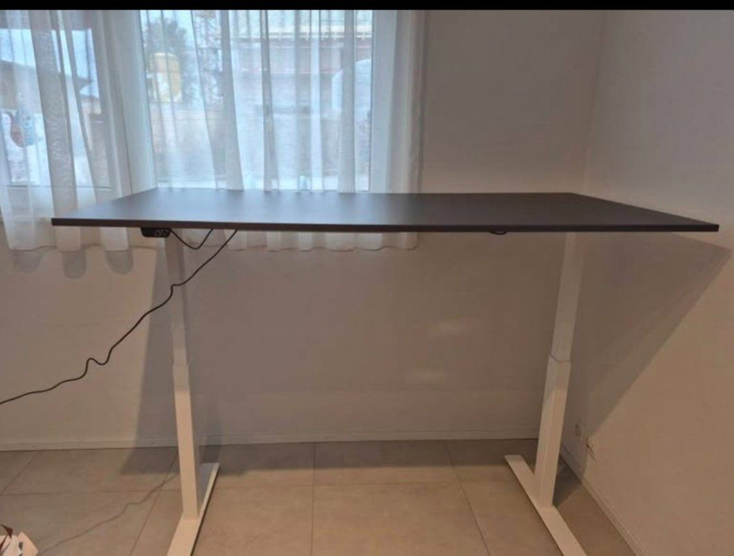 Livique Bureaux: Bureau réglable – D'occasion à Belfaux par cindy113 1