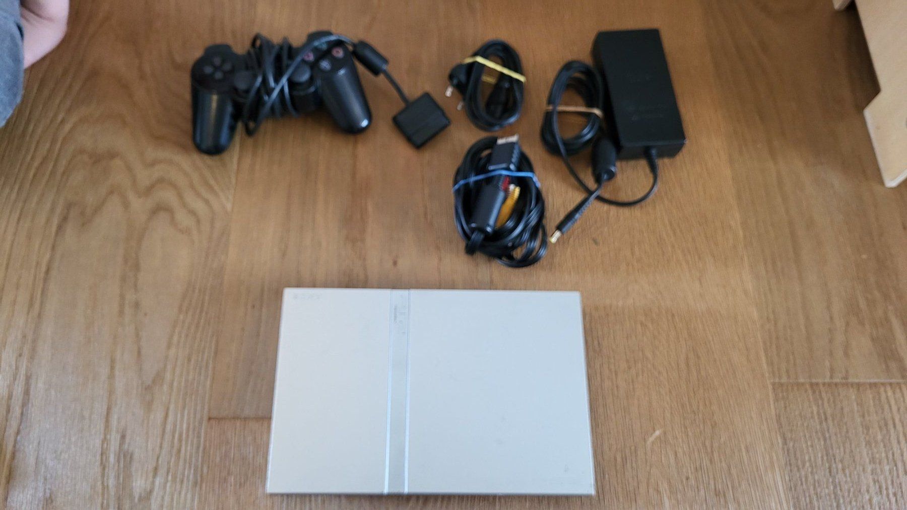 Sony Konsolen: Playstation 2 Slim Silber Kabel und Controller – Gebraucht aus Münsingen von DigitaleSpielecke