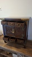 Asiatischer  Vintage Tansu-Schrank mit Schnitzereien 