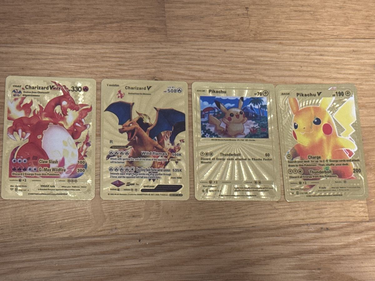 Pokémon Carte collezionabili: 4 Pokemon Karten Gold Charizard Pikachu Set – Nuovo (secondo la descrizione) da Volketswil venduto da kev_8cfn