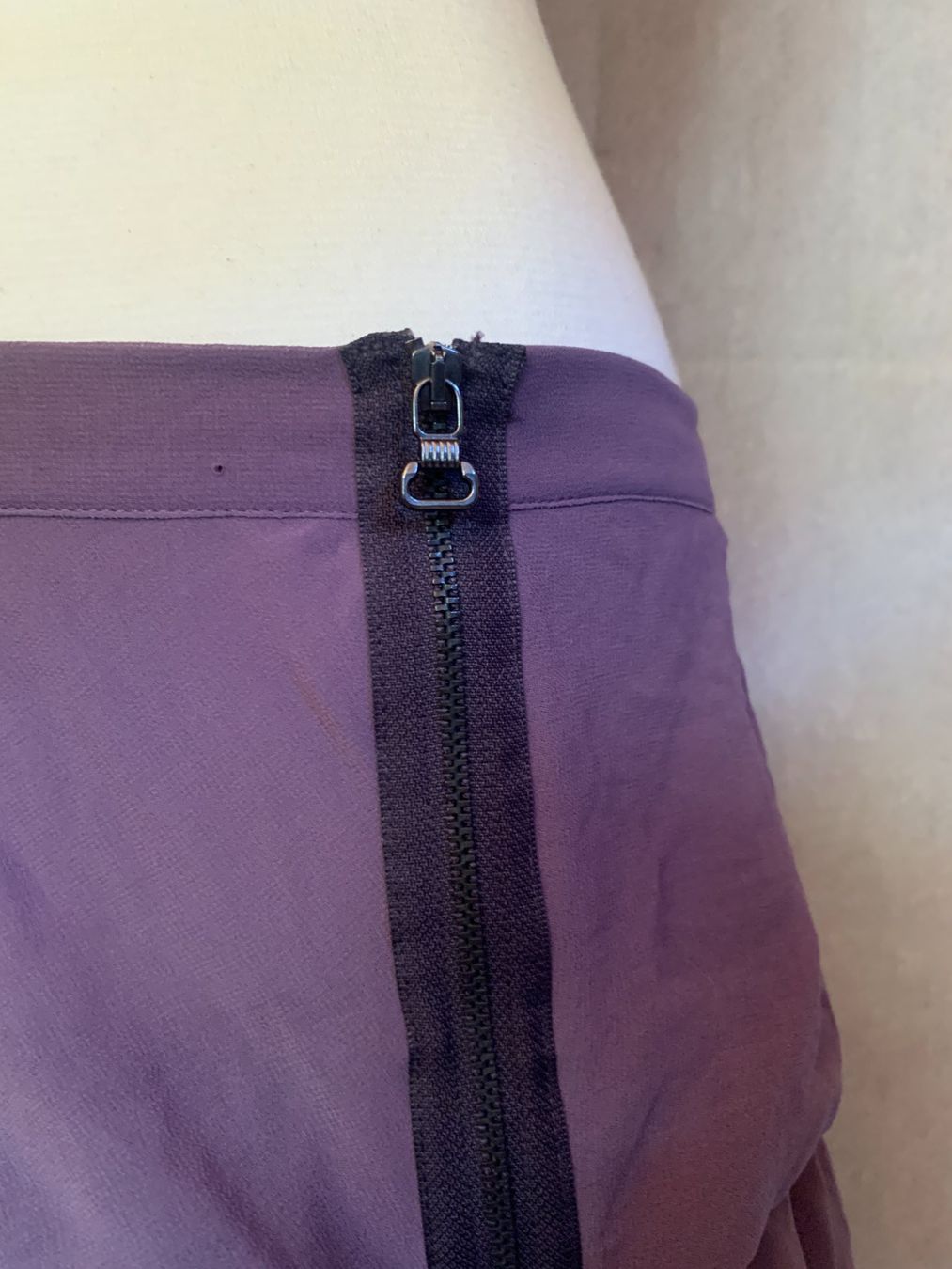 Gonne: Lila Minirock mit gestuften Volants – Usato da Chalais venduto da Decoarts.art 1