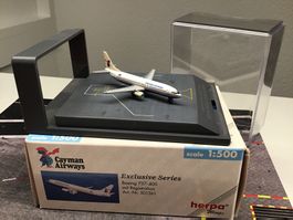 Herpa Cayman Boeing 737-400 Modell 1:500 Vitrine