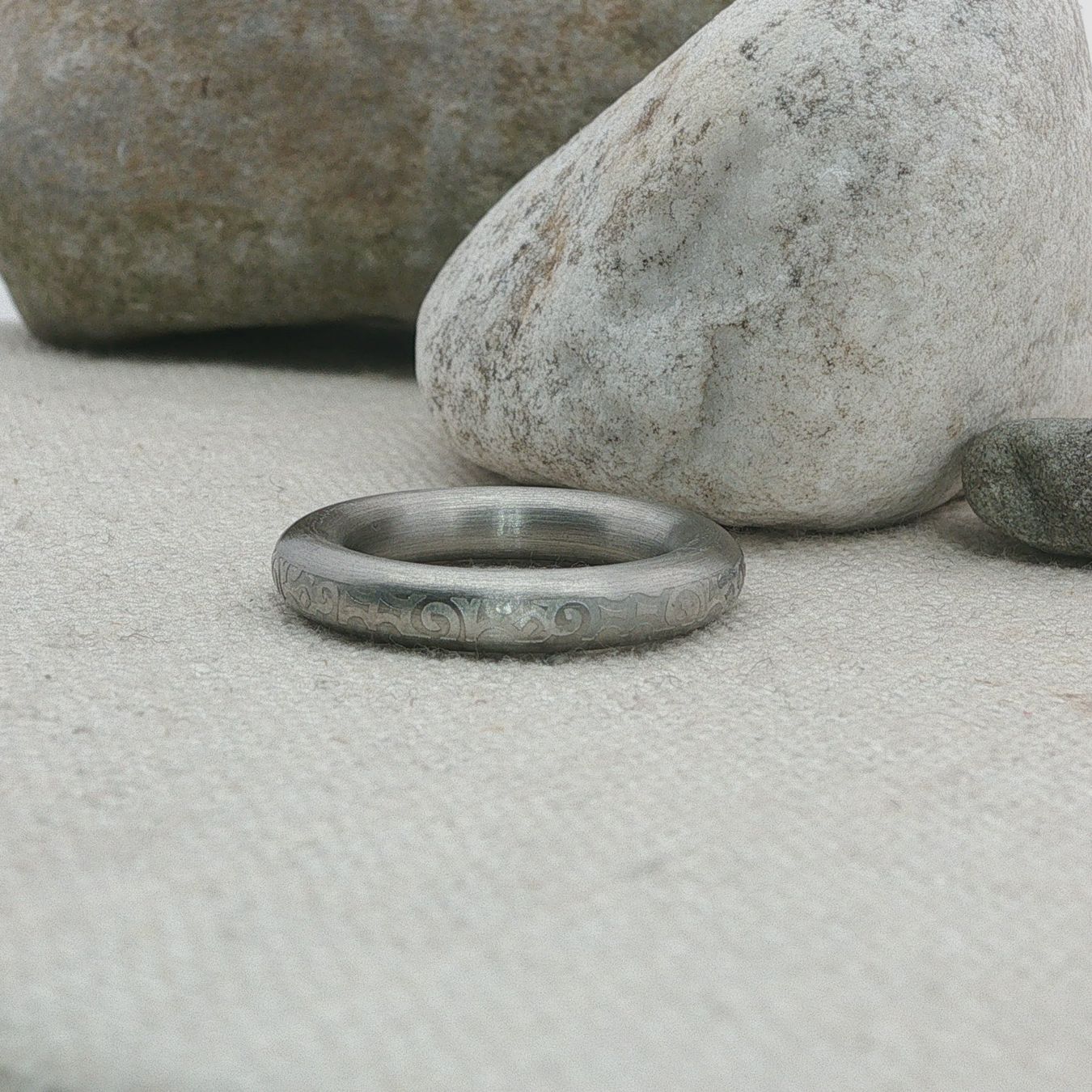 Olga Ribler Anelli: Edelstahl 4 mm  Ring gemustert,  Ringgrösse 52 – Nuovo (secondo la descrizione) da Luzern venduto da Schmuckoutlet 6