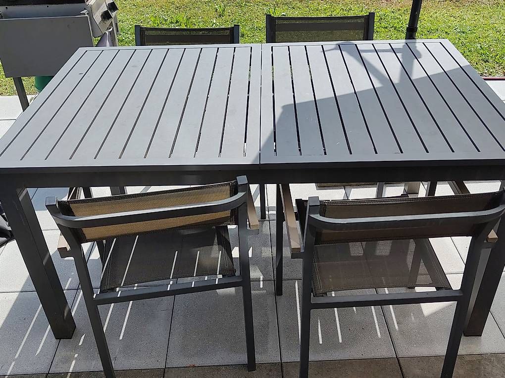 Set de table et chaises: Gartentisch mit 4 Stühlen – D'occasion à Pfäffikon ZH par Luwinho69 1