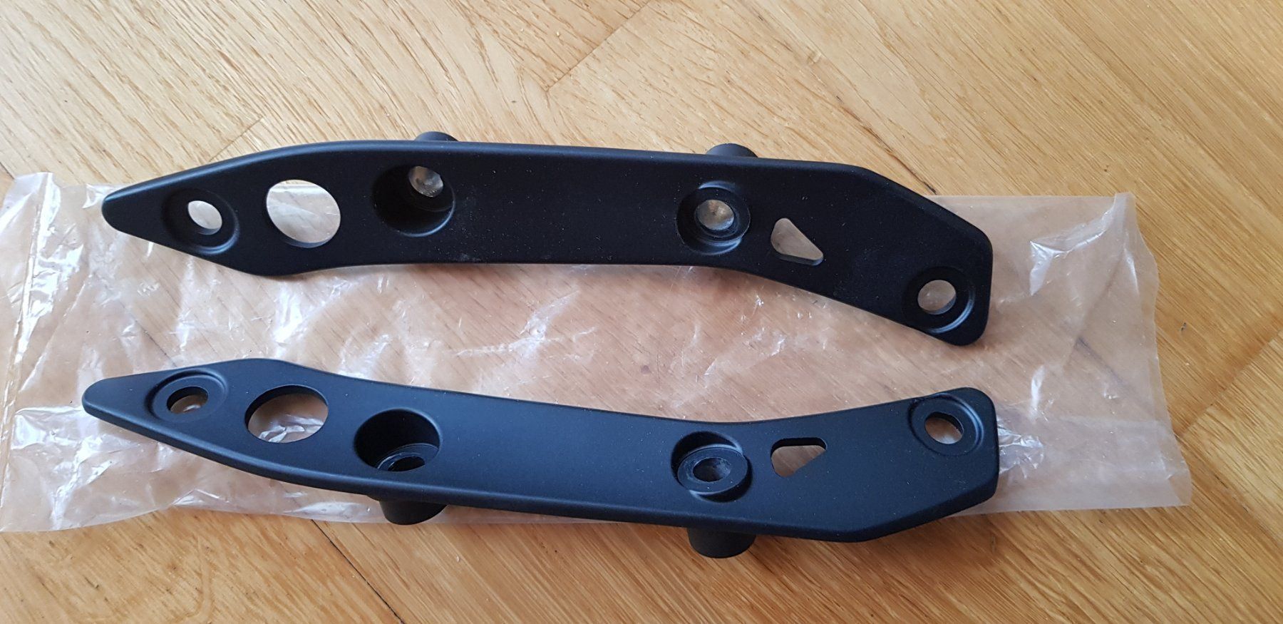 Toutes les pièces détachées moto: Yamaha Xmax 300 WindschutzscheibenPlexiglashalter – Neuf avec emballage d'origine à Morens FR par Kiscica