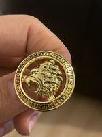 Pins rond lion métal doré inscription 2,8 X 2,8 neuf