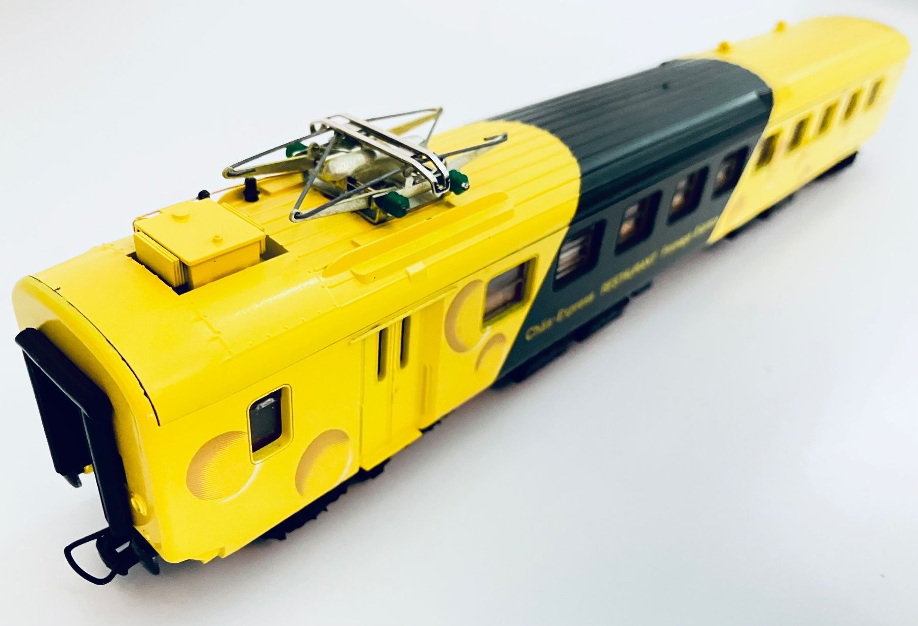 Lima Modellini di ferrovie: SBB CHÄS EXPRESS Speisewagen mit Pantho. H0 – Usato da Oberbuchsiten venduto da Orsetto24