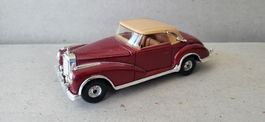 Modellauto Corgi Mercedes-Benz 300S weinrot guter Zustand