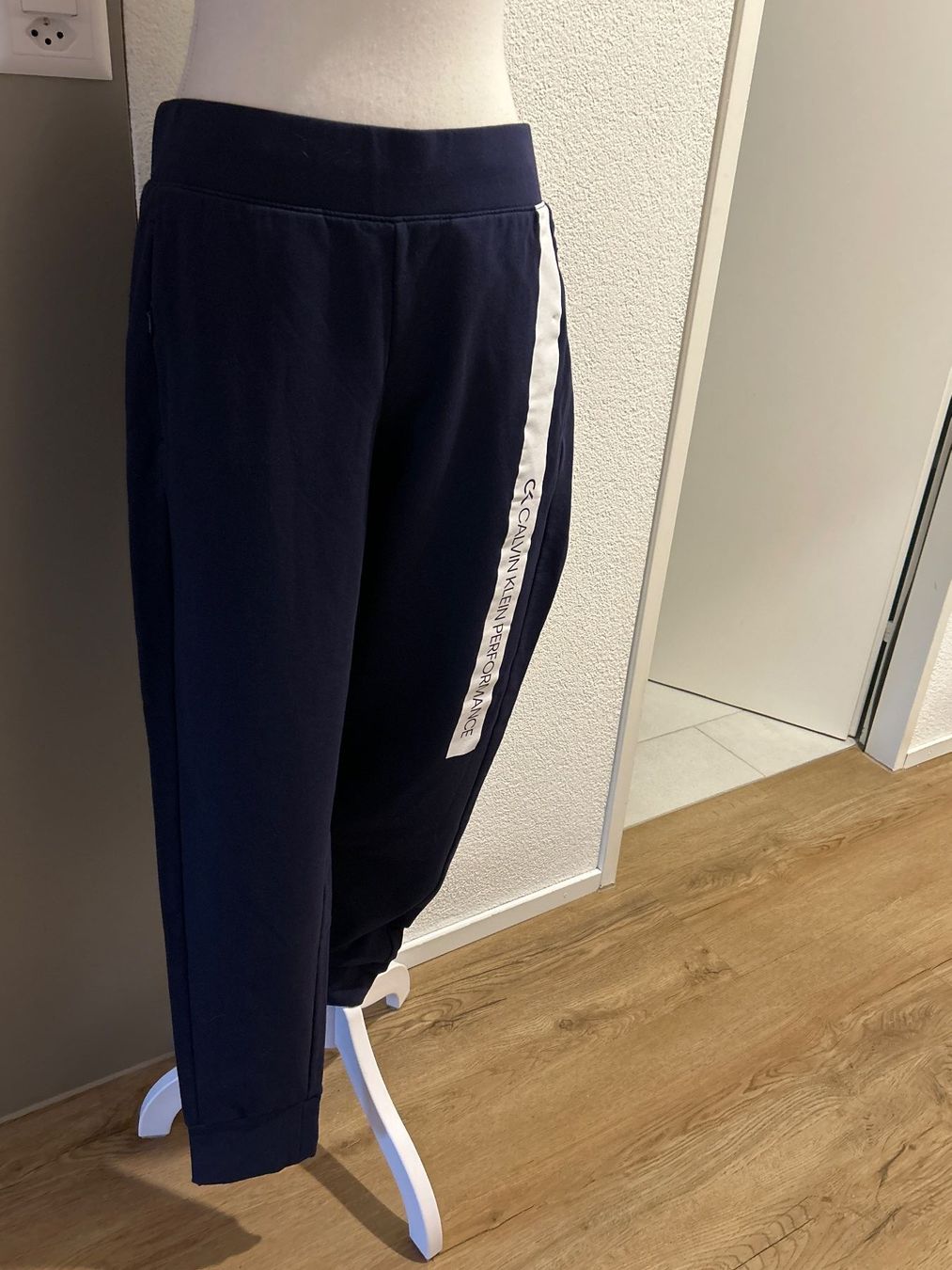 Calvin Klein Pantaloni: Calvin Klein Performance Jogginghose dunkelblau Gr. M – Nuovo (secondo la descrizione) da Brunnen venduto da Nala2929 2