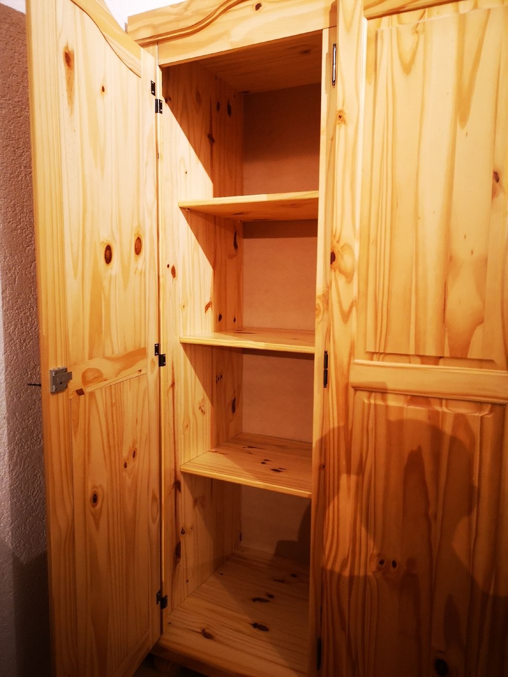 Schränke: Kleiderschrank aus Holz – Gebraucht aus Grabs von Teppichbahning_H0 2