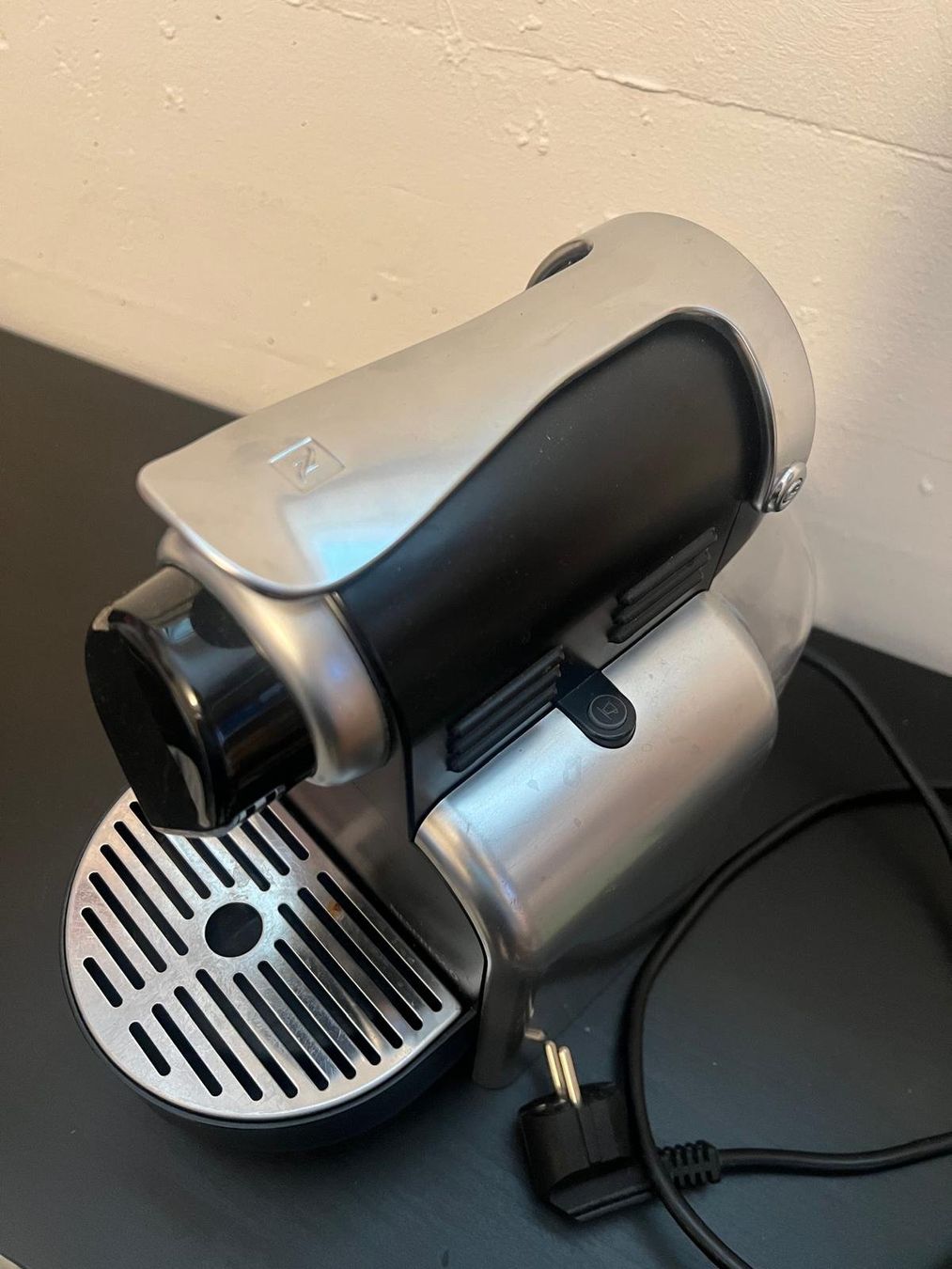 Nespresso Macchine per caffè & Macchine per espresso: Kaffeemaschine DeLonghi Nespresso Pixie schwarz silber – Difettoso da Würenlos venduto da Ustr 2