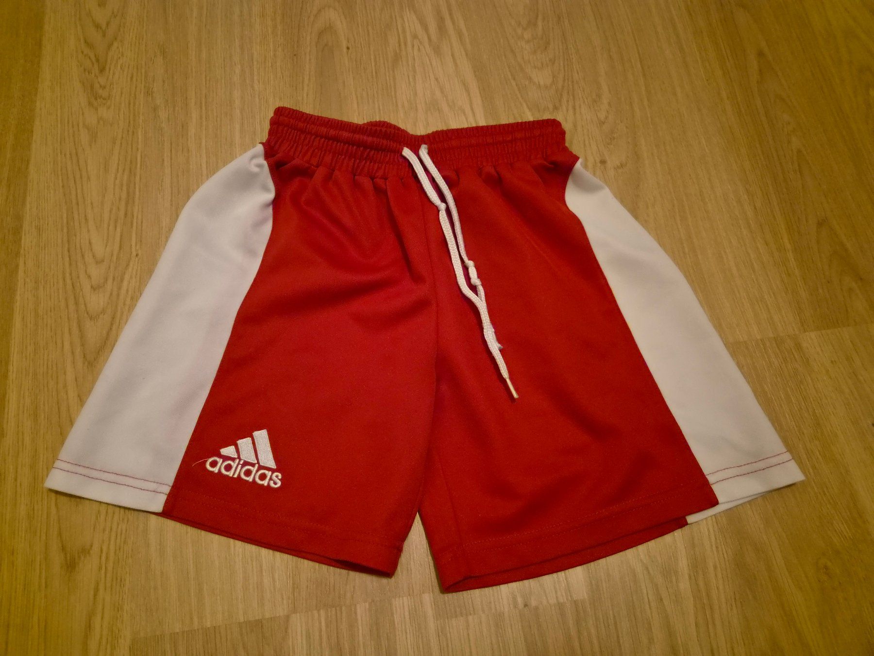 Adidas Pantaloni: Shorts adidas 140 – Usato da Giswil venduto da monimaus08