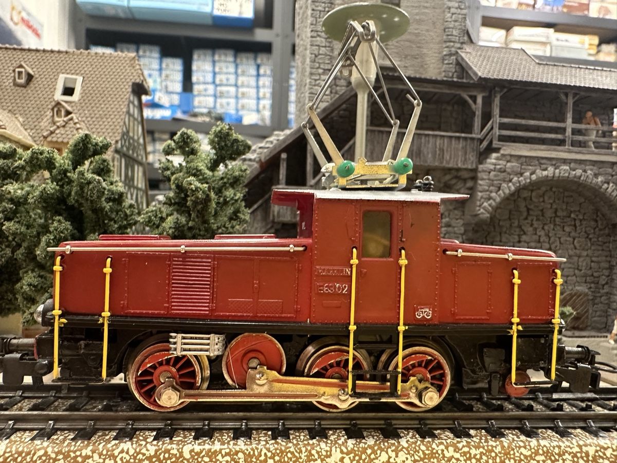 Märklin Modelleisenbahnen: Märklin 3001 DB BR E6303 – Gebraucht aus Lupsingen von New-Haven 1