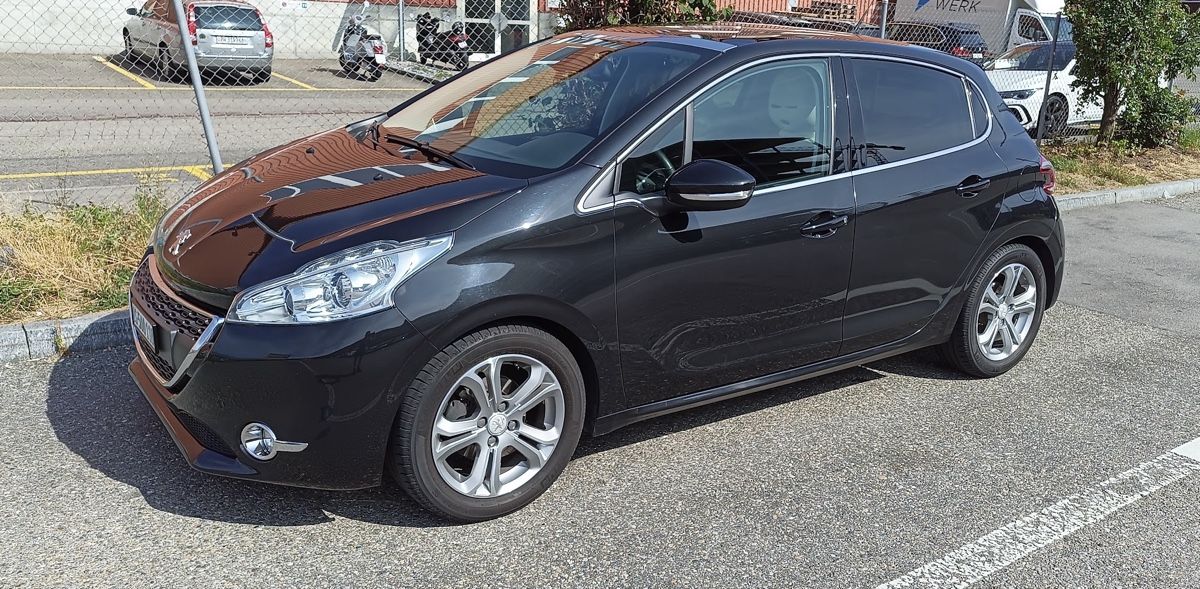Peugeot Automobili: Peugeot 208  – Usato da Embrach venduto da Billy111