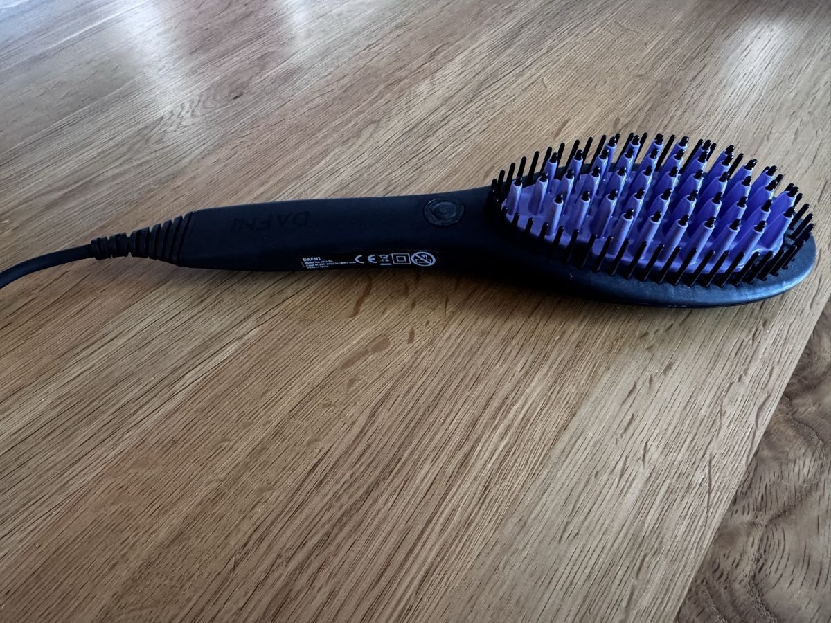 Autres soins des cheveux: Brosse chauffante Dafne – D'occasion à Neyruz FR par cla_7dcj 1
