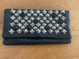 ASH Schwarze Leder Clutch mit Nieten Design