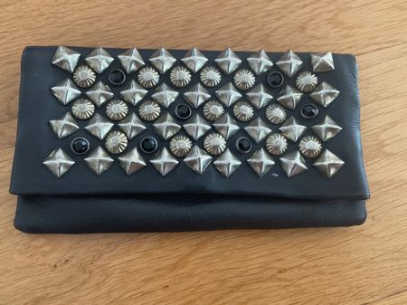 ASH Schwarze Leder Clutch mit Nieten Design