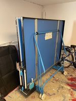 Table de tennis de table d'extérieur pliable et sur roues.