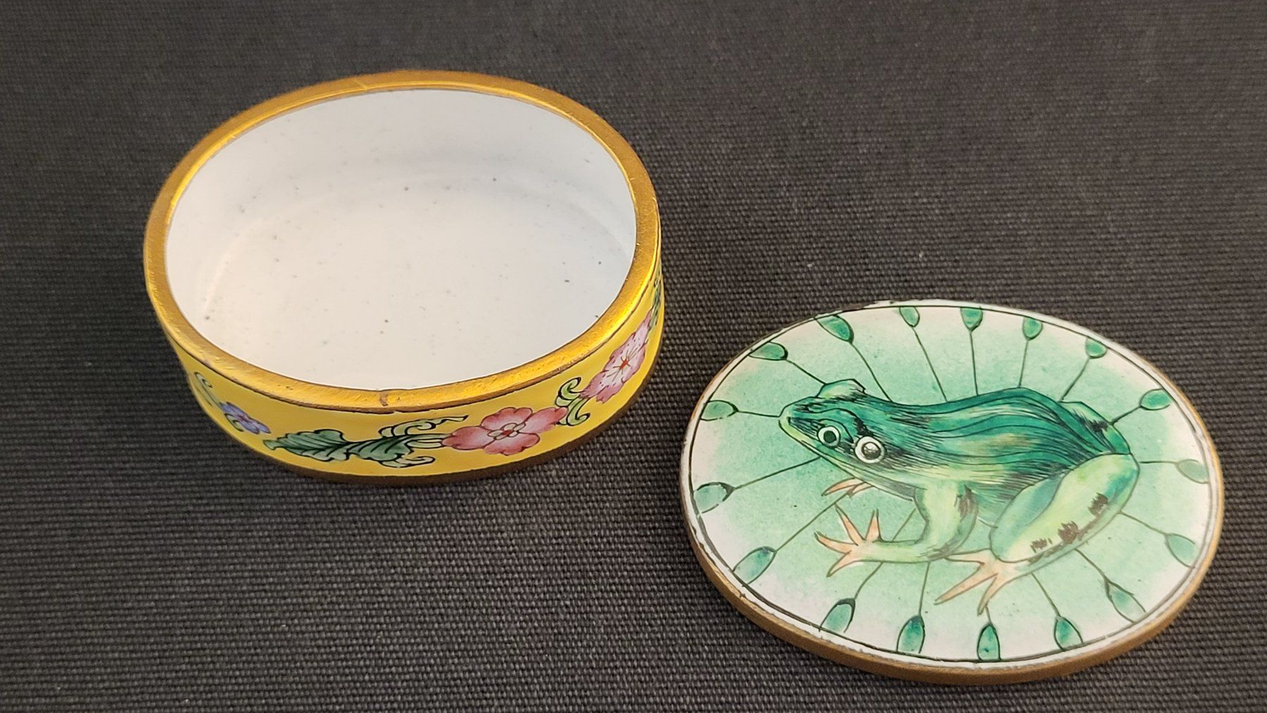Figuren: Emaille-Dösli mit Frosch-Motiv – Gebraucht aus Basel von spinne02 5