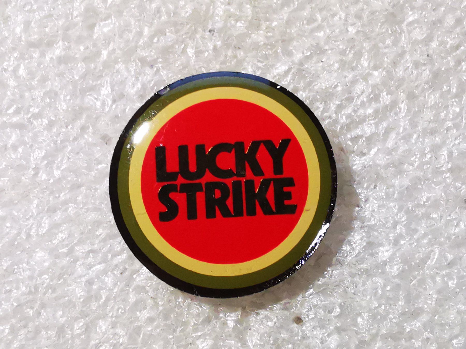 Plaketten & Abzeichen: Ansteckpin 53: Lucky Strike – Gebraucht aus Oppligen von Pin-Fall-Shop