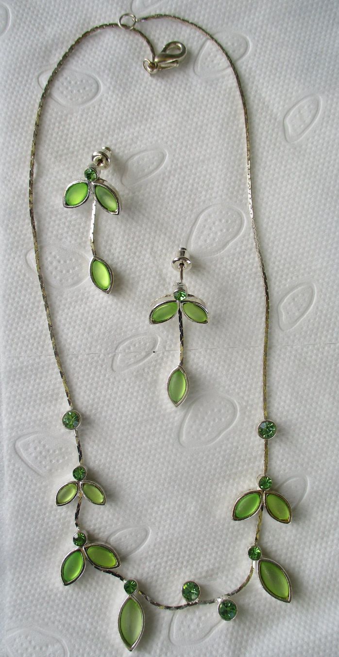Ketten: SÜSSES COLLIER MIT OHRSTECKER MODESCHMUCK GRÜN – Neu (gemäss Beschreibung) aus Buochs von lisa010