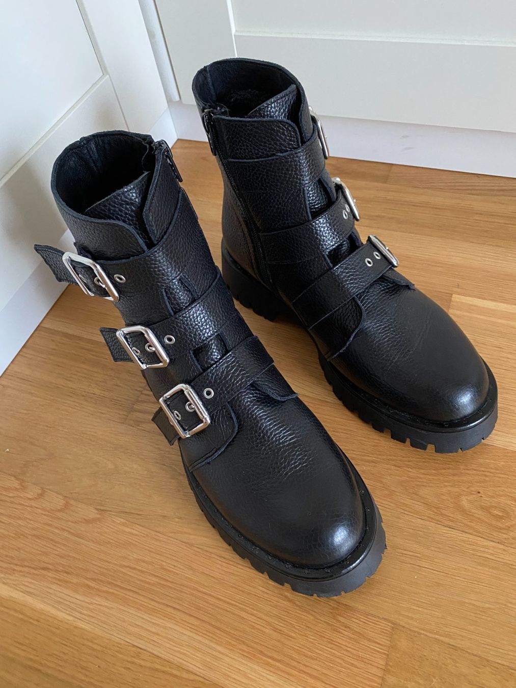 We Scarpe da donna: we do   Coole Leder Boots mit Schnallen Gr. 41 schwarz – Nuovo (secondo la descrizione) da Niederrohrdorf venduto da park5