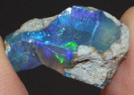 Edelstein L-7937– Schwarzer Welo Opal roh 5,55 Karat 20x13mm