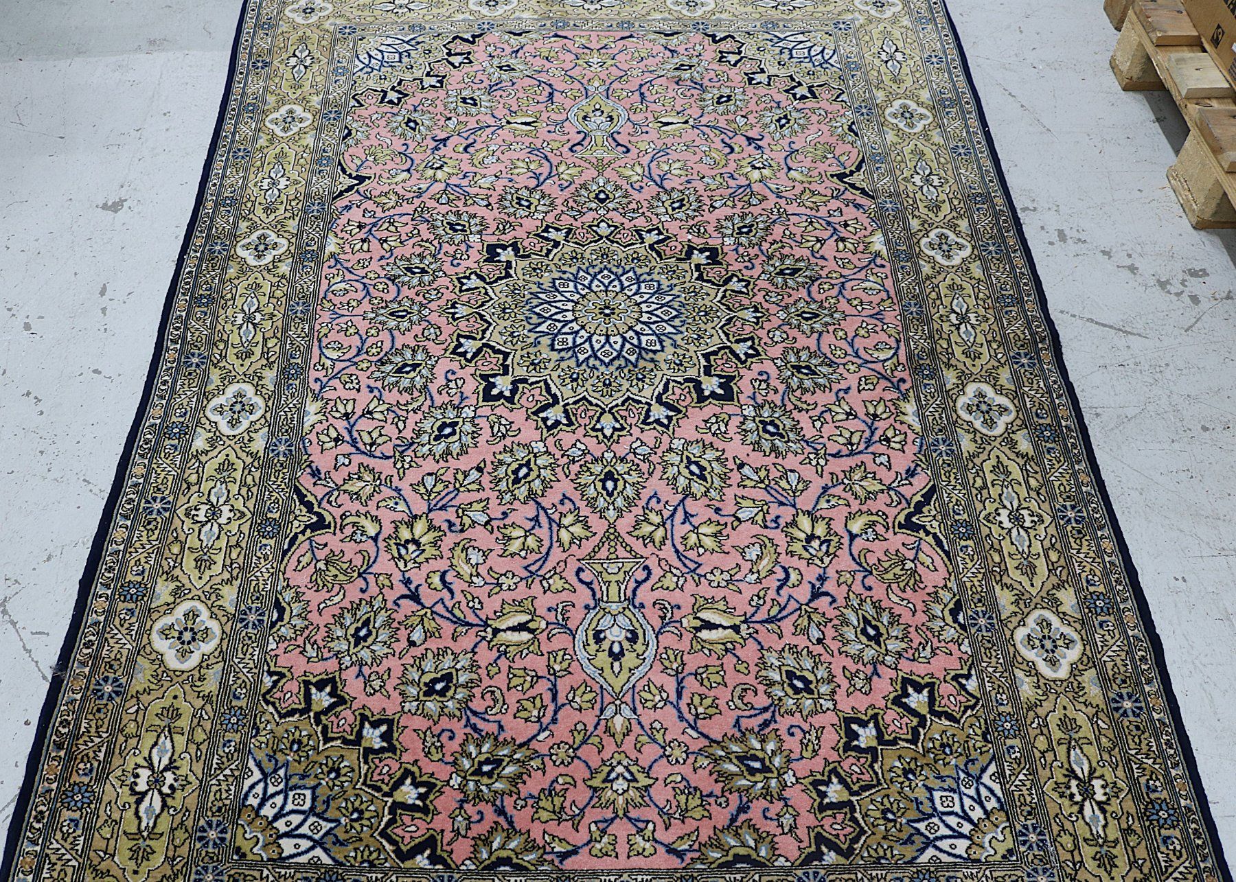 Teppiche: Teppich in Rosatöne/ mehrfarbig – Gebraucht aus Volketswil von brockipfannenstil 2