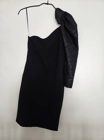 Schönes schwarzes Kleid schulterfrei