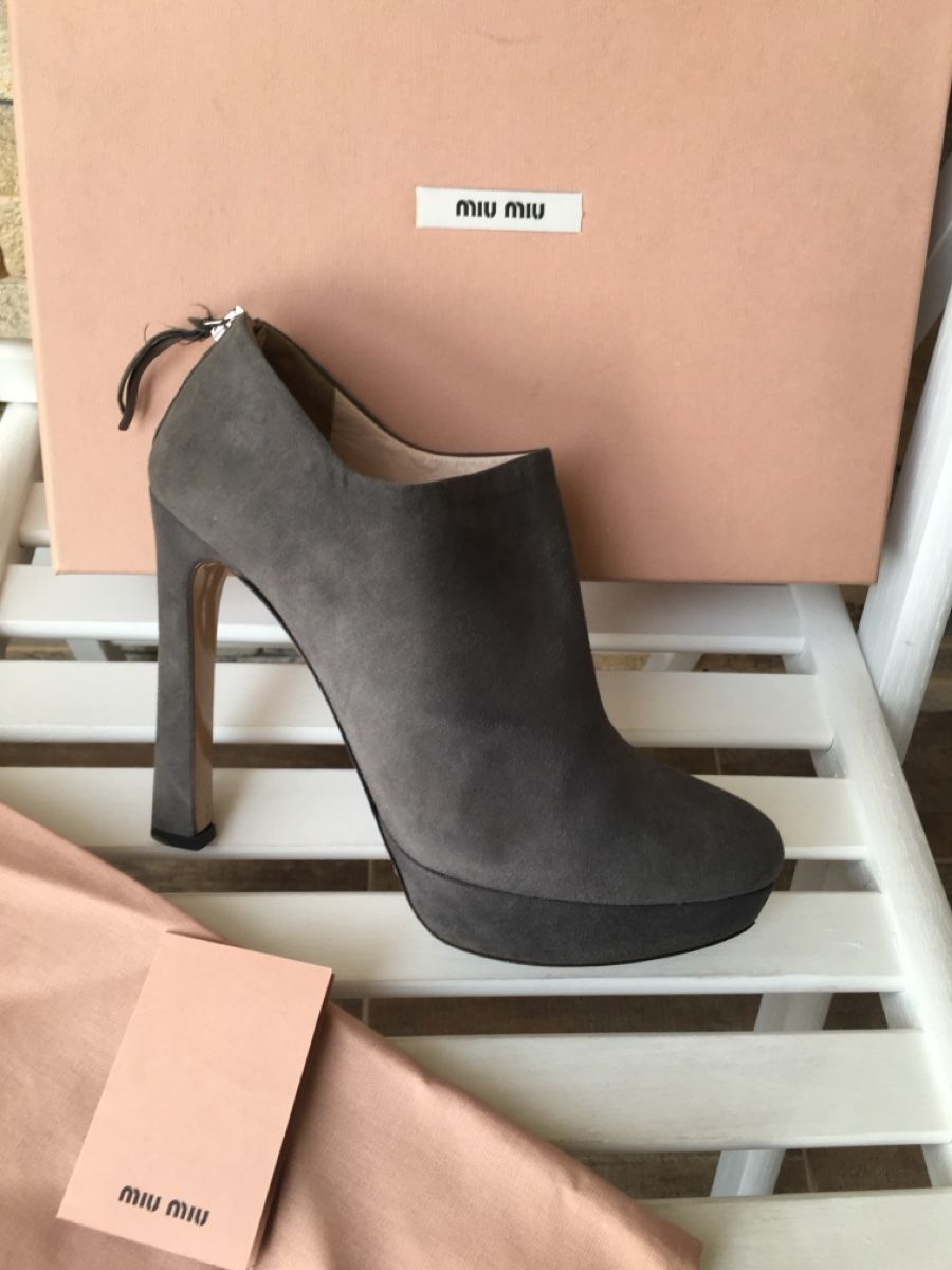 Miu Miu Scarpe da donna: Miu Miu Grey Suede Ankle Boots Size 38,5 – Usato da Oberwil b. Zug venduto da fis_2wtq