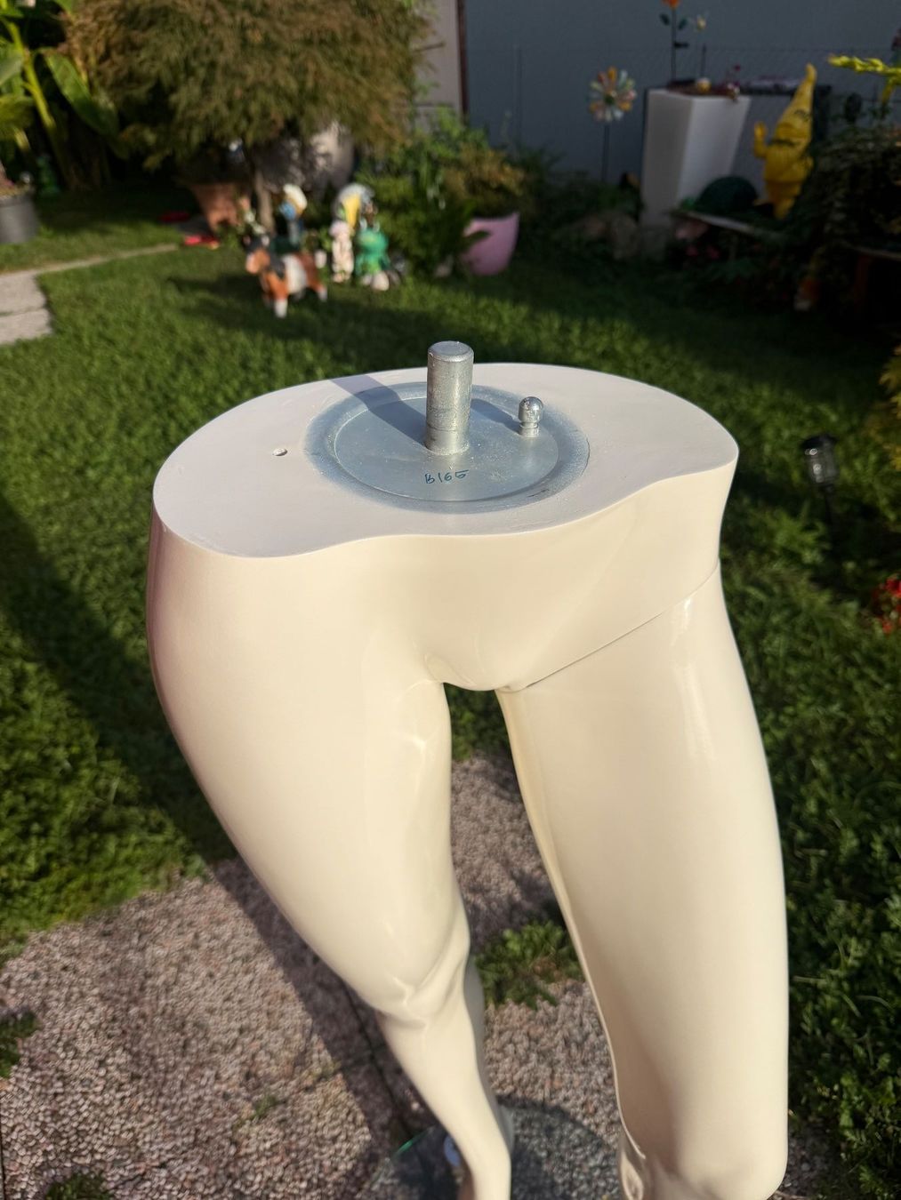 Ladenausstattungen & Messebau: Schaufensterpuppe weiss – Gebraucht aus Cugnasco von tizianaq 9