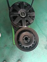4 cerchi in ferro da 14" completi di 4 copricerchi Goodyear.