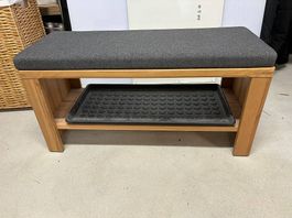 Schuhbank aus Holz mit Sitzkissen