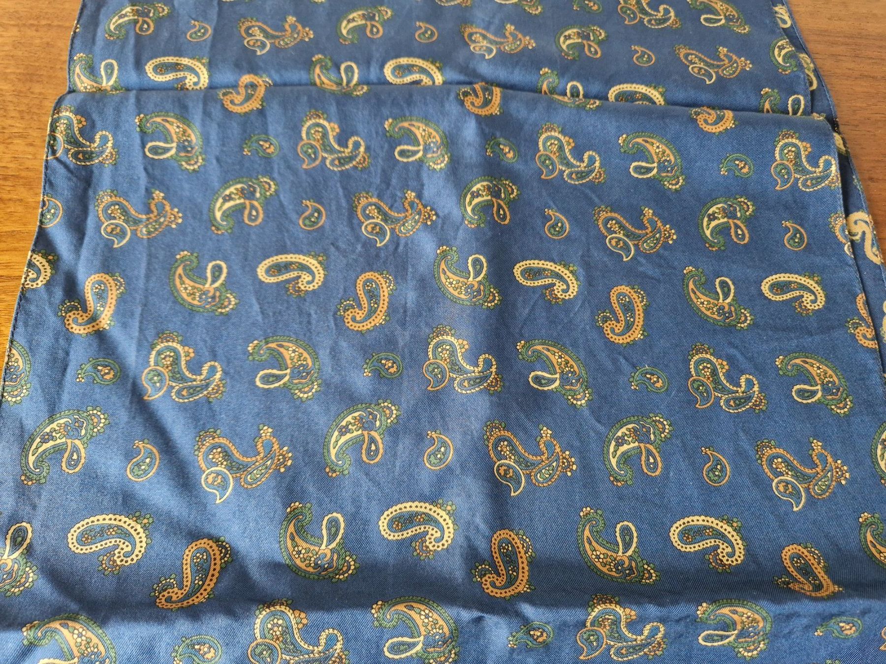 Sciarpe: Seidenschal blau mit Paisleymuster – Usato da Bern venduto da Antikbatik 3