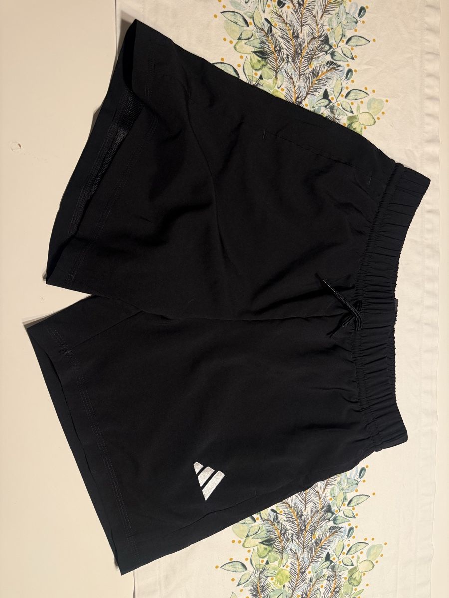 Jeans: Adidas Shorts Grösse 164-170 turnen  – Gebraucht aus Zürich von Denise-8050