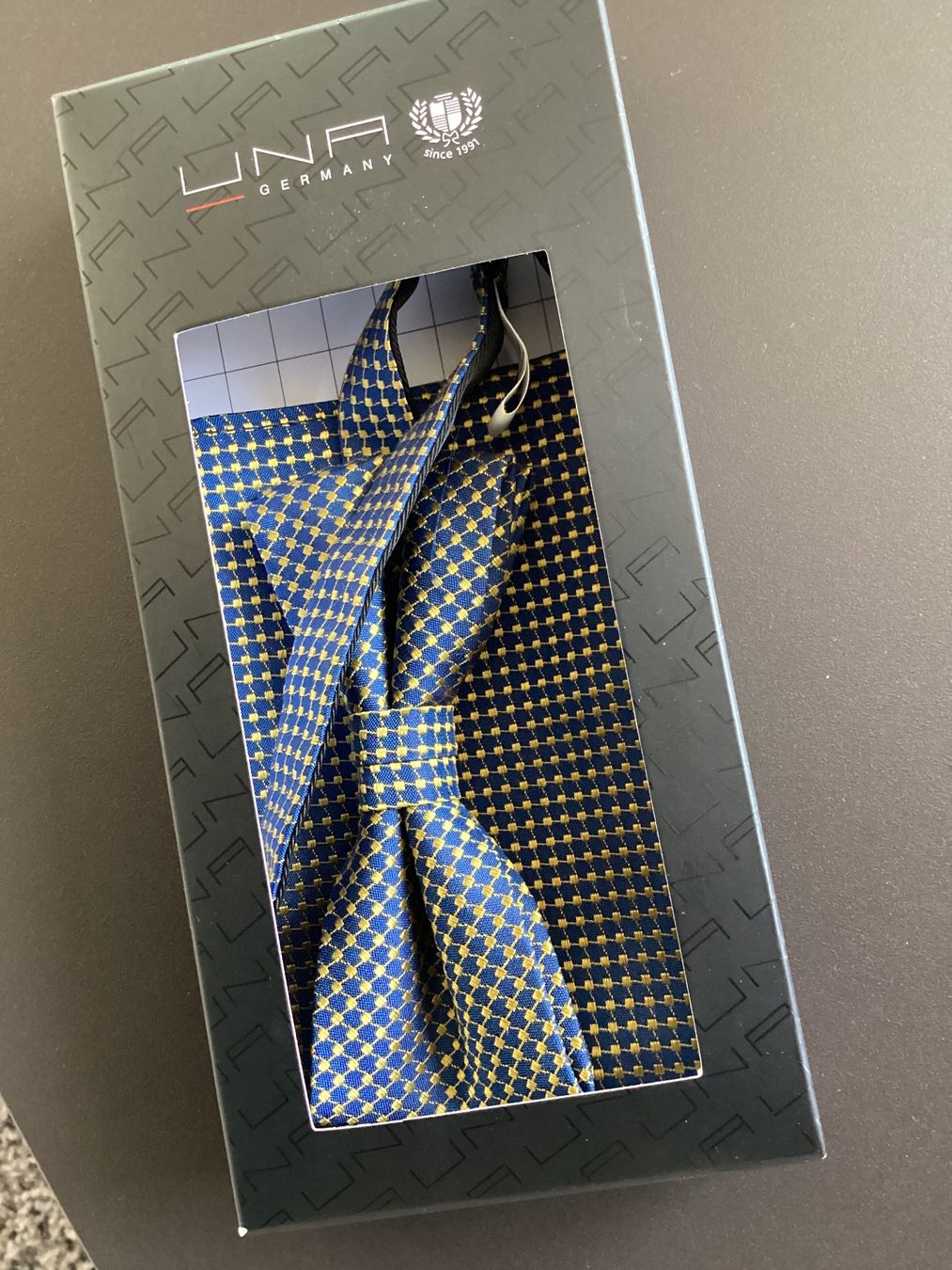 Foulard & Sciarpe: Una Schleife mit Tuch. – Nuovo e nell'imballaggio originale da Dachsen venduto da Achohberg