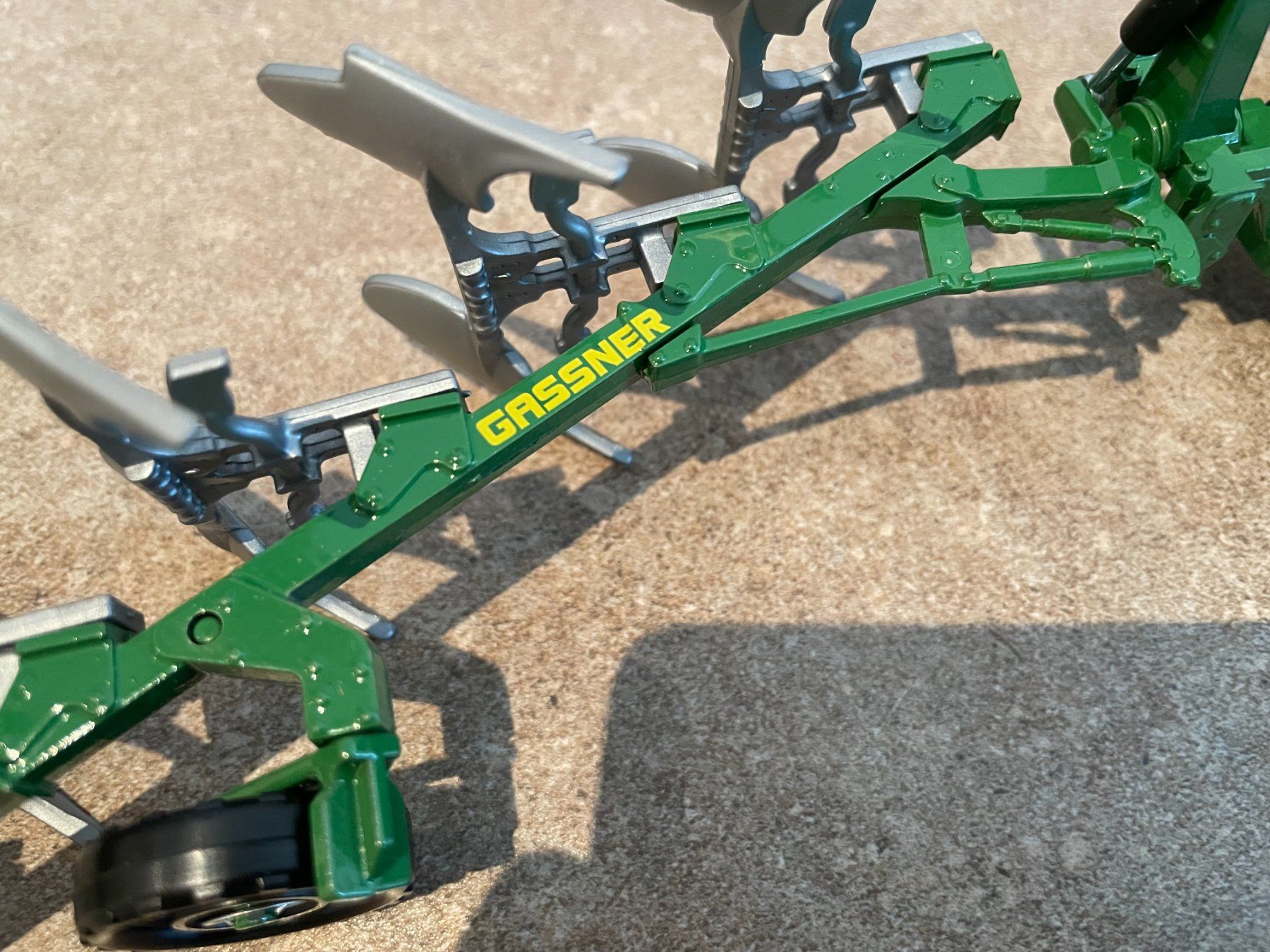 Lamborghini Trattori: SIKU Lamborghini R8.265 mit Gassner Pflug – Nuovo e nell'imballaggio originale da Kreuzlingen venduto da Stefan1150 4
