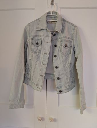 Jeansjacke hellblau Grösse M, klein geschnitten